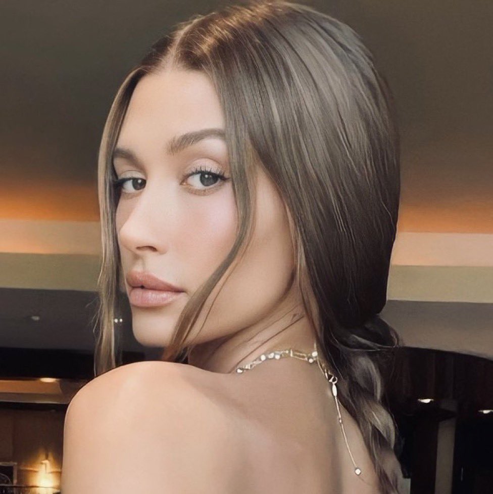 jaileysghost's tweet image. 0 likes says enough lmao. Dislike her how much u want but it’s a fact that Hailey is STUNNING.