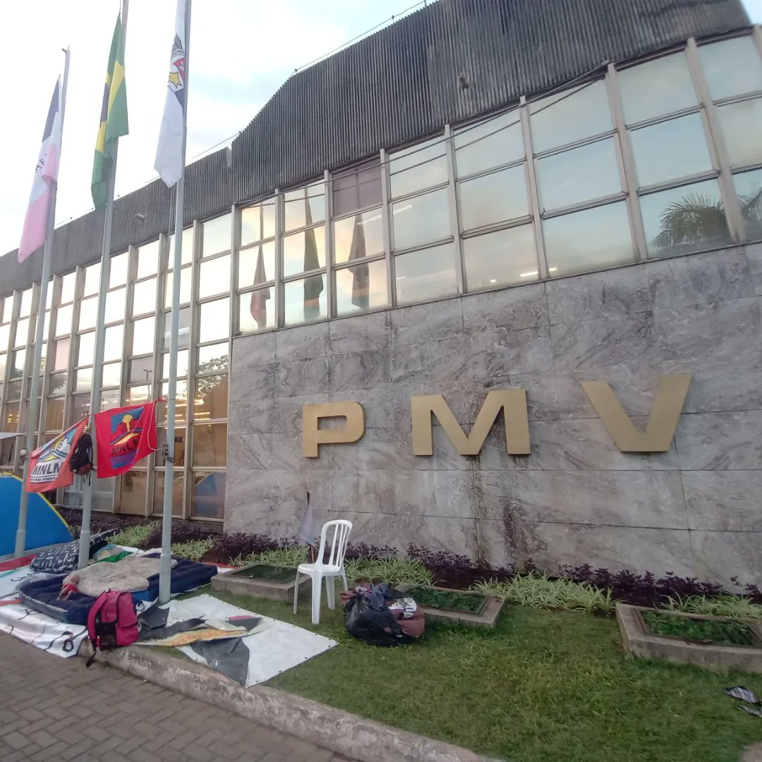 EsCsp's tweet photo. #conlutases | A Ocupação Chico Prego esta acampada em frente à PMV, no bairro Bento Ferreira, desde sexta, 8, em protesto à crise de moradia na capital.

Leia no nosso Instagram: https://t.co/zXdnlc2UEw. https://t.co/8hpOFVdaRs