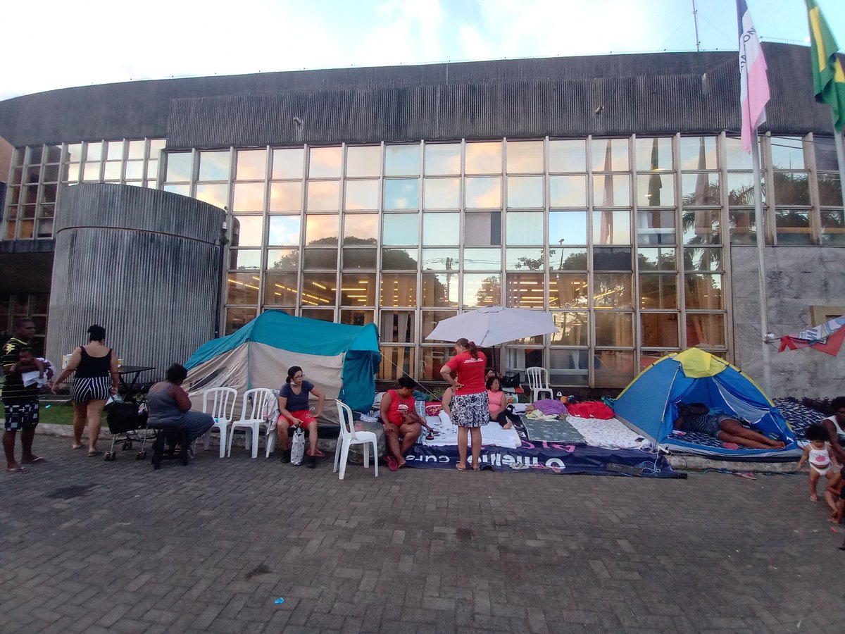 EsCsp's tweet photo. #conlutases | A Ocupação Chico Prego esta acampada em frente à PMV, no bairro Bento Ferreira, desde sexta, 8, em protesto à crise de moradia na capital.

Leia no nosso Instagram: https://t.co/zXdnlc2UEw. https://t.co/8hpOFVdaRs