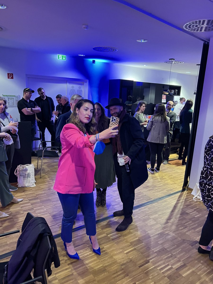 SvenSemet's tweet image. Großartiger #GlobalAfterwork Event von @bwstiftung &amp;amp; @gd_women vor Ort in #Stuttgart 🙌 #GDWinSTR #GDWxBWStiftung 

▶️ #AI vs. #Ethics ◀️

@TijenOnaran im Gespräch mit Marie Weedermann und Prof. Frauke Kreuter 

@juliacaroko @ClaudFeiner