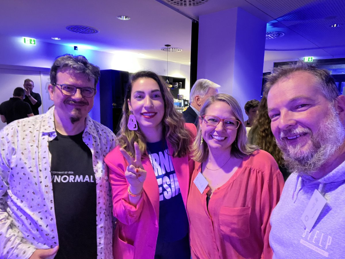 SvenSemet's tweet image. Großartiger #GlobalAfterwork Event von @bwstiftung &amp;amp; @gd_women vor Ort in #Stuttgart 🙌 #GDWinSTR #GDWxBWStiftung 

▶️ #AI vs. #Ethics ◀️

@TijenOnaran im Gespräch mit Marie Weedermann und Prof. Frauke Kreuter 

@juliacaroko @ClaudFeiner