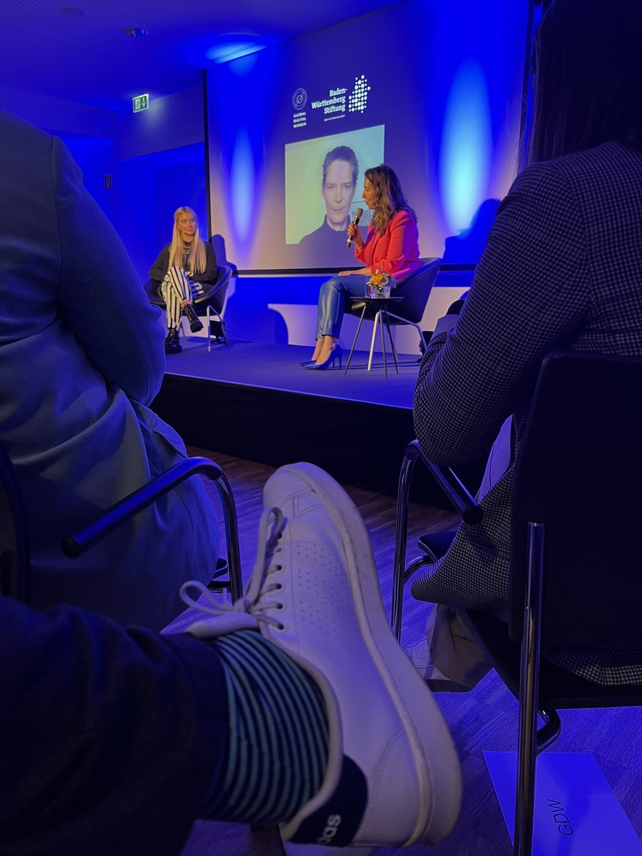 SvenSemet's tweet image. Großartiger #GlobalAfterwork Event von @bwstiftung &amp;amp; @gd_women vor Ort in #Stuttgart 🙌 #GDWinSTR #GDWxBWStiftung 

▶️ #AI vs. #Ethics ◀️

@TijenOnaran im Gespräch mit Marie Weedermann und Prof. Frauke Kreuter 

@juliacaroko @ClaudFeiner