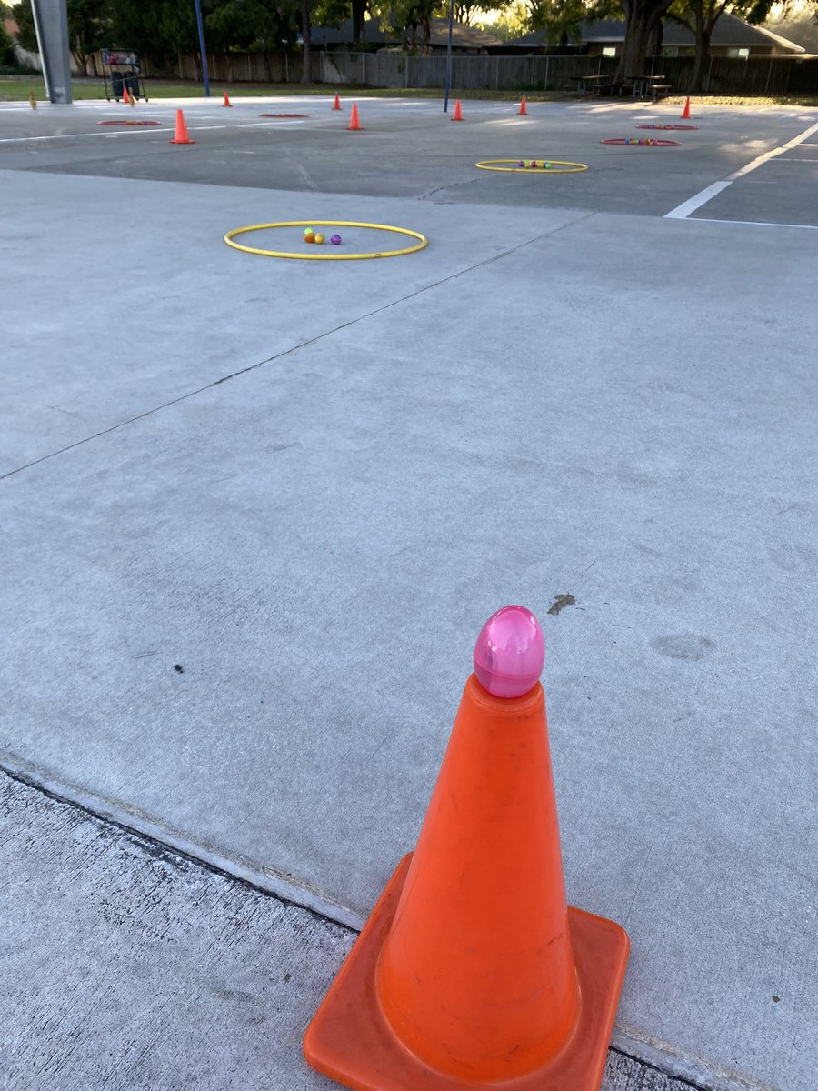 Mrs_Smith_EdS's tweet photo. We sent our teachers and staff on an Egg Hunt this morning! Inside the eggs were coupons to redeem gift cards donated from our wonderful families and community! We love having the opportunity to treat our amazing Oakhurst staff! ����🐣💐 #Education #AdminWin https://t.co/rtkEEl1s5w