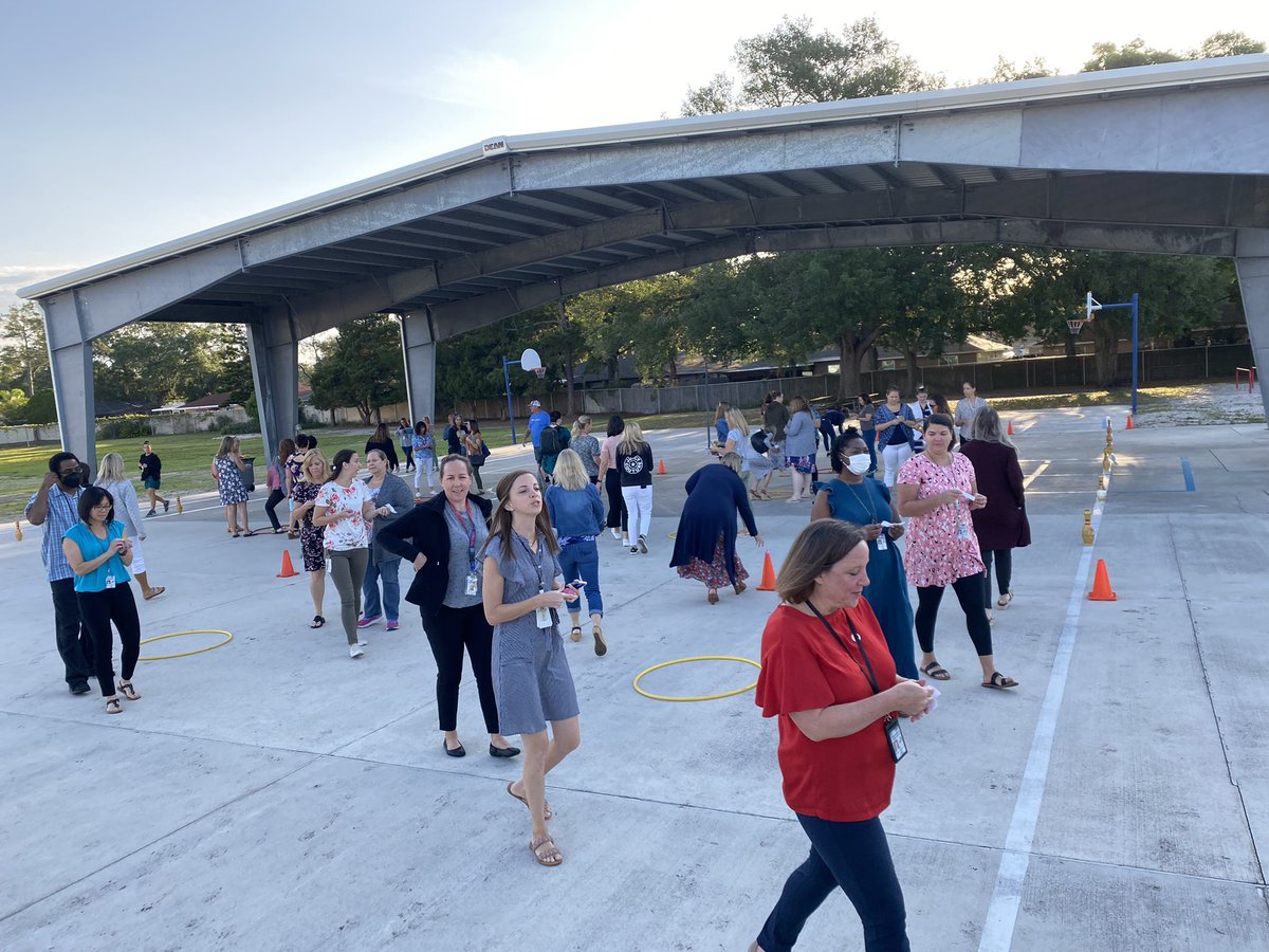 Mrs_Smith_EdS's tweet photo. We sent our teachers and staff on an Egg Hunt this morning! Inside the eggs were coupons to redeem gift cards donated from our wonderful families and community! We love having the opportunity to treat our amazing Oakhurst staff! ����🐣💐 #Education #AdminWin https://t.co/rtkEEl1s5w