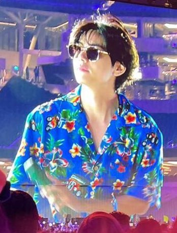 ohmymymymegan's tweet photo. Have y’all ever bought something not BTS related but it reminds you of the guys? Yeah, me neither. 😂✌🏻😎🌺 #prettyclose https://t.co/BCeoMCZdXJ