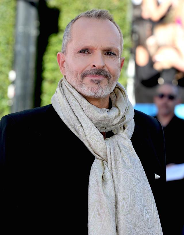 Y amo aquello que no veo, pero intuyo...
Amo las cosas que no entiendo y todo incluyo,
Amo creer querer saber y preguntarme,
¿Cómo hace el sol para caerse tras los mares y nunca ahogarse?

#Amo #MiguelBosé #Bosé #ElHijoDelCapitánTrueno🌞