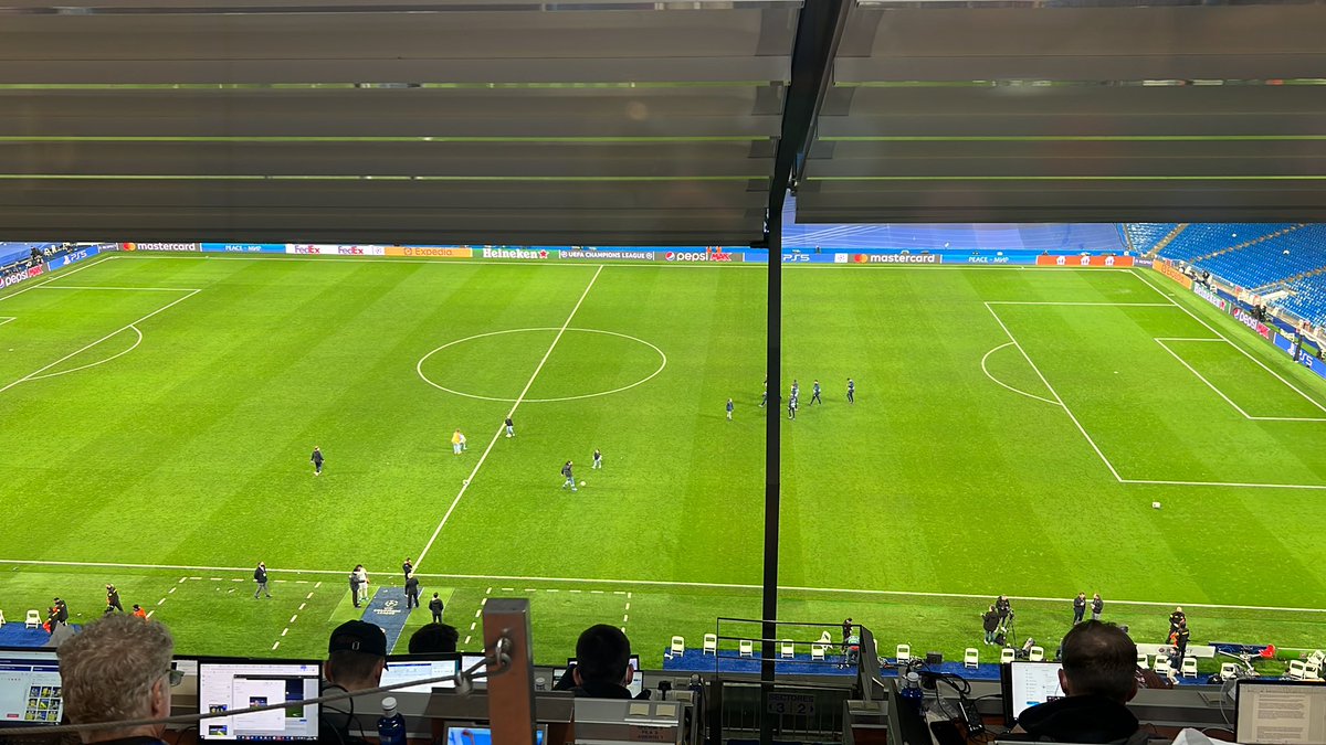 AranchaMOBILE's tweet photo. Estoy viendo jugar a la hija de Modric y ojo que apunta maneras. Es pequeña, pero ya sabe dónde tiene que buscar el cadete del @realmadridfem dentro de unos años. https://t.co/Fd5YsxN0Ut