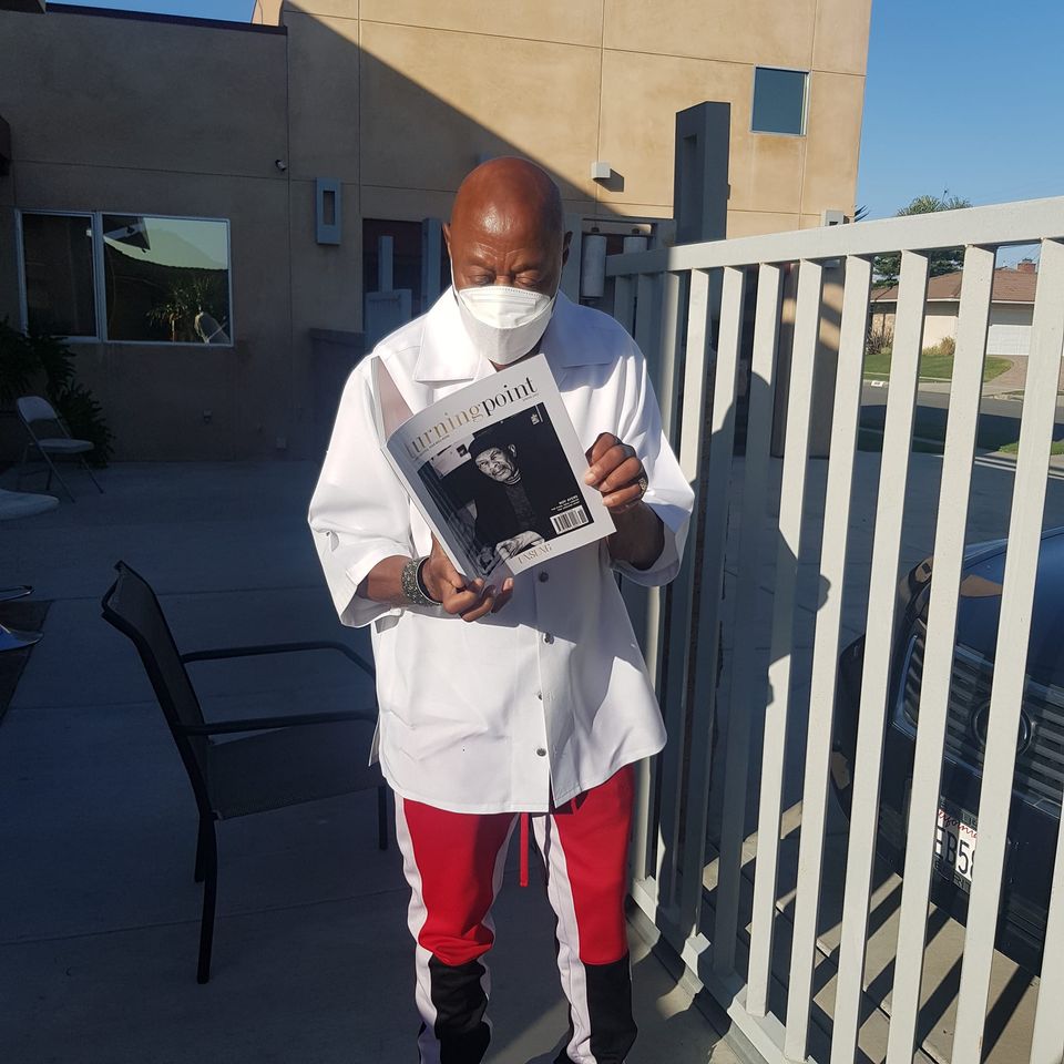 EstherAustin's tweet photo. Legend #CharlesWright received his copy of The Spring issue where he was featured. https://t.co/RRCASP9Dm5. At Gifting Suite. 1st Image #isaacSingletonJr 2nd Image #NewtonMayenge, Actor. Last 2 Images legend #Charleswright from The 103rd St Rhythm Band. https://t.co/OnBtSYzvCd