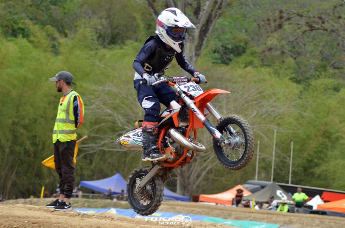 RomerLagrutta's tweet photo. El Gracitano Ángel Raldirez él 238 Lidera el Campeonato de #motocroos en 50cc al Imponerse el Pasado 27M en Parácoto/Miranda
La Próxima Cita será 23 y 24 de Abril en San Juan de los Morros Suerte para el Ángel del Motocross
@ProMotocross 
@DEPORTESEXTREM1 
@guaranafm 
#guarico https://t.co/JDy7Few5Rq