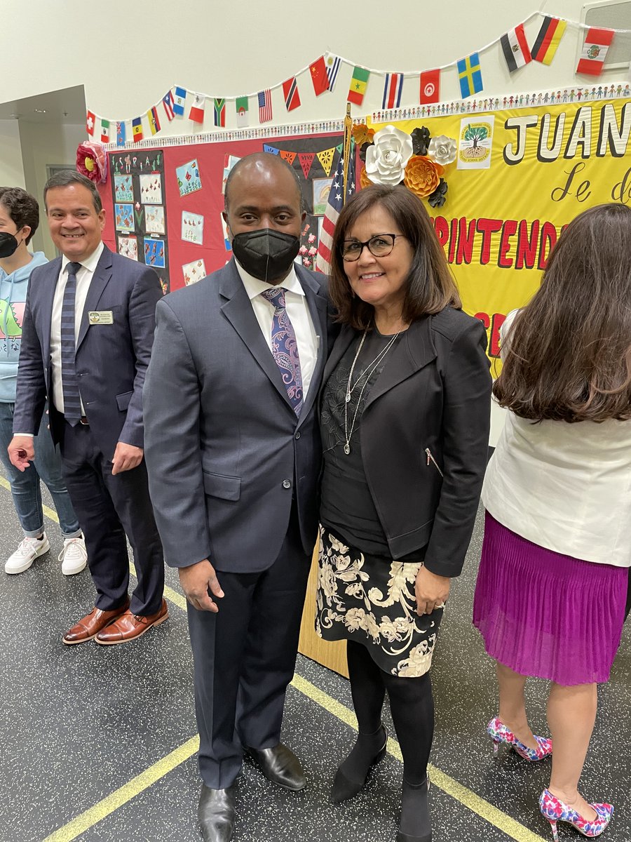 CalTog's tweet photo. We would like to thank Juan Soria Elementary for hosting State Superintendent @TonyThurmond and Senator @MoniqueLimonCA for a press conference in support of #SB952 that will provide additional funding to expand the number of schoolwide dual language immersion (DLI) programs in CA https://t.co/67zPPAkF18