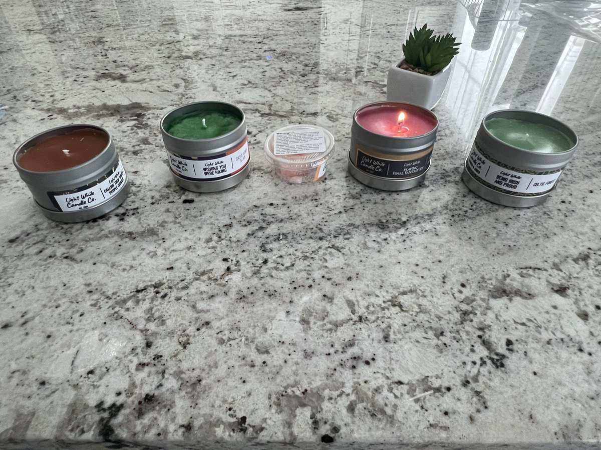 Earl_Here's tweet photo. Received my candles from @MrWetleather’s Etsy store! Today, I’m being “cozy” and “good vibin” to the scent of Sultana of Ul’Dah! Link below! It smells so good! #FinalFantasyXIV #6point1 https://t.co/VFVzvqjtWE