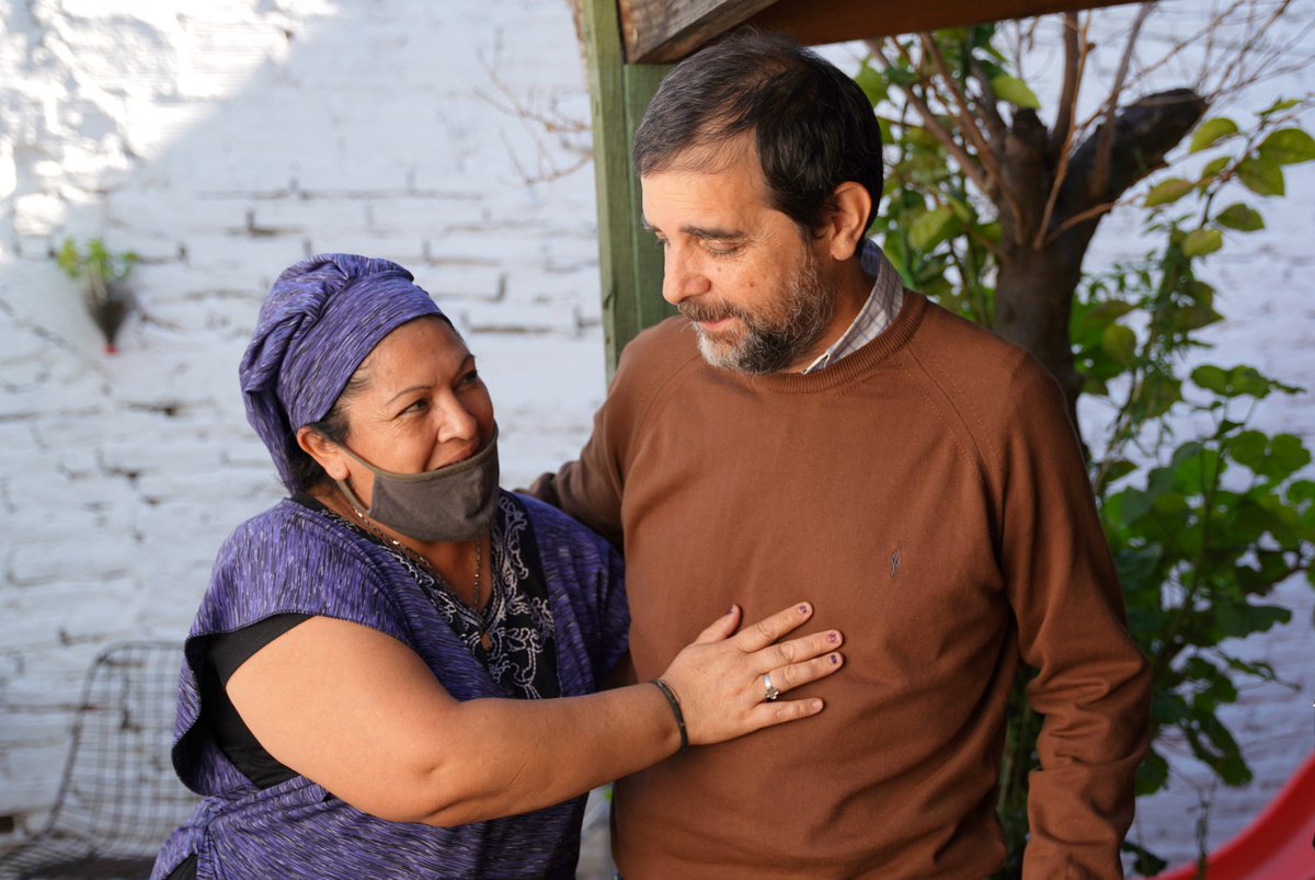 fmoreiraok's tweet photo. Visitamos con @lauValonso a las mujeres que llevan adelante el Comedor Niños Felices de Barrio Libertador, con una huerta propia y un emprendimiento cooperativo textil.

Un lugar que cumplió un papel clave en la pandemia, como toda la red de comedores y merenderos de San Martín. https://t.co/wWTEqJUxli