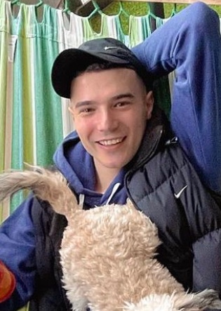 PropalaBlogerka's tweet photo. Vesa nosi takvu tugu u očima, i ima tako iskren osmeh.Najvise me odusevio kad je ocu priustio da ima https://t.co/e33DneQFGX mogu da ga kritikujem jer mi je beskrajno drag iako ga ne poznajem.I drugi “prose” za tretmane,garderobu, opremanje itd #caosvima #vesa https://t.co/RMREdiyx3M