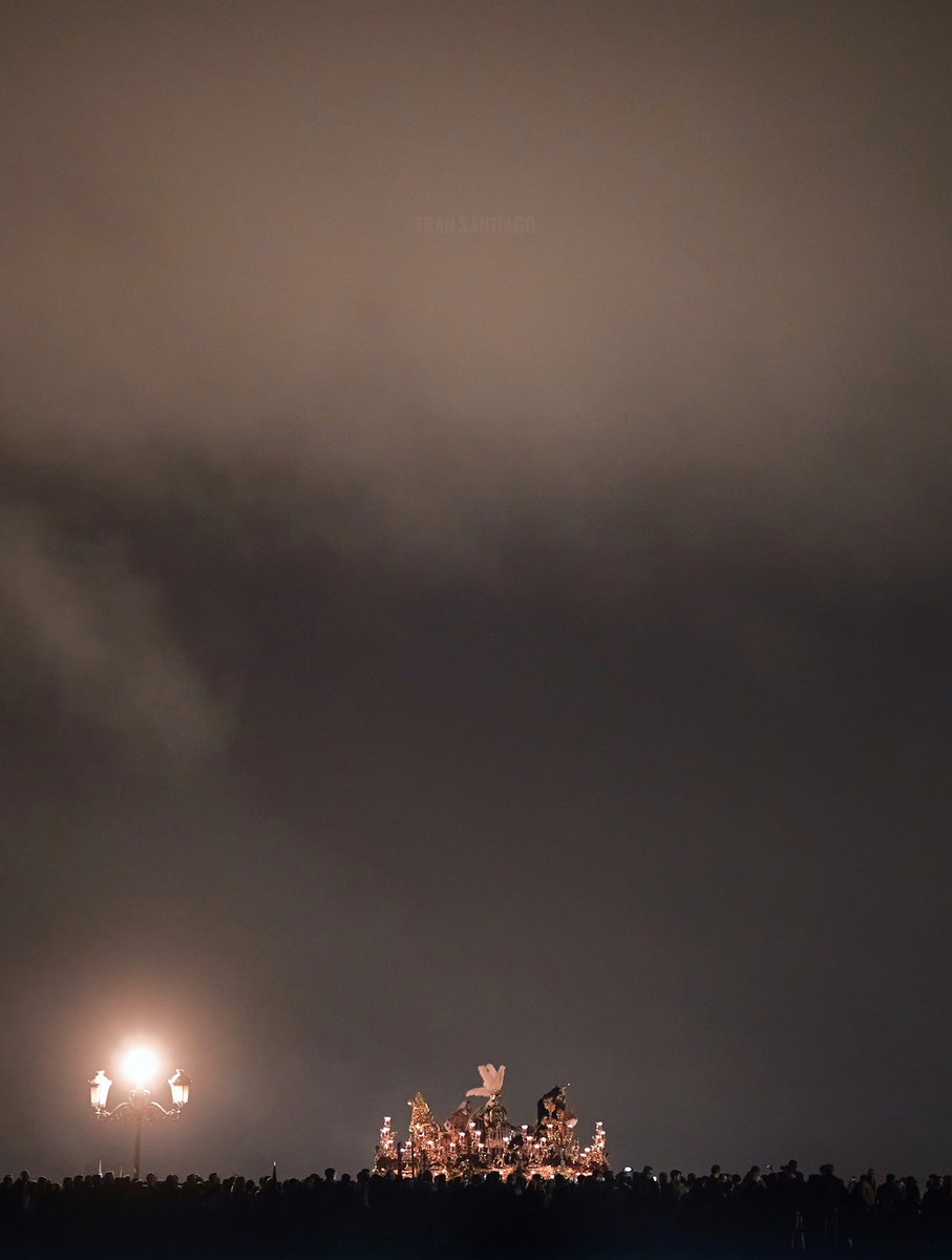 fransantiph's tweet photo. La imagen de ayer del misterio de San Gonzalo bajo un cielo encapotado.

#SSantaSevilla22 https://t.co/21ugSk4cyd