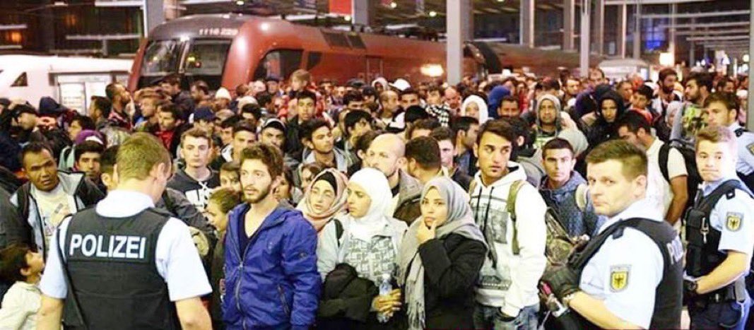 Almanya bayram için ülkelerine giden 500 Suriyeli sığınmacıyı sınır dışı etti. Gerekçe: Bir mülteci ülkesine dönebiliyorsa mülteci değildir!

#PolisiSadeceAnnesiSever
#Suriyeli
#Afgan
#edevlet