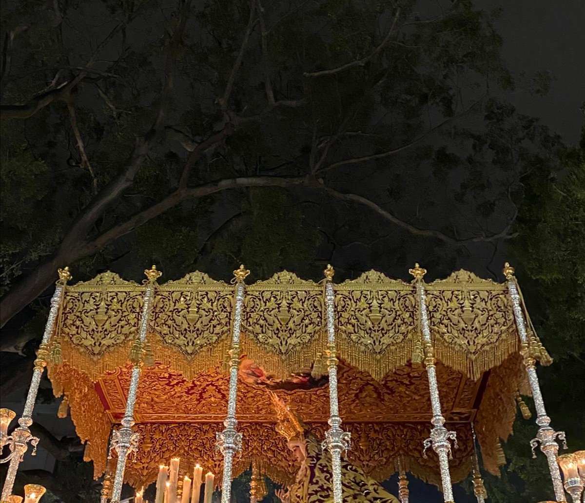 eduextrano's tweet photo. Estos días ando celebrando la Semana Santa que como de costumbre suelo bajar al centro con mi familia a las sillas que tenemos alquiladas para ver las procesiones, pero hoy ha pasado algo que me ha molestado bastante. https://t.co/Dbz16joHZs