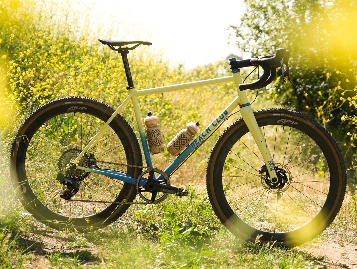 SRAMroad's tweet photo. You know those rides that leave sand in your shoes for the foreseeable future? This Beach Club is made for that. The Gravioli Spicoli with Force XPLR #eTapAXS loves long rides on the beach and longer climbs on the mountainside. #GoAllWays #XPLRcollection
📸 Kyle B. Kelley https://t.co/XBFukknC19