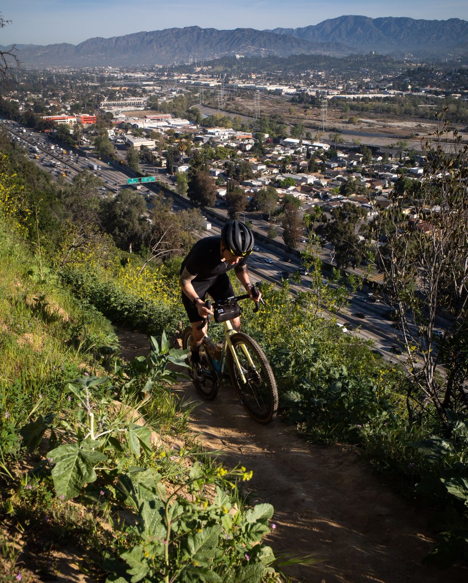 SRAMroad's tweet photo. You know those rides that leave sand in your shoes for the foreseeable future? This Beach Club is made for that. The Gravioli Spicoli with Force XPLR #eTapAXS loves long rides on the beach and longer climbs on the mountainside. #GoAllWays #XPLRcollection
📸 Kyle B. Kelley https://t.co/XBFukknC19