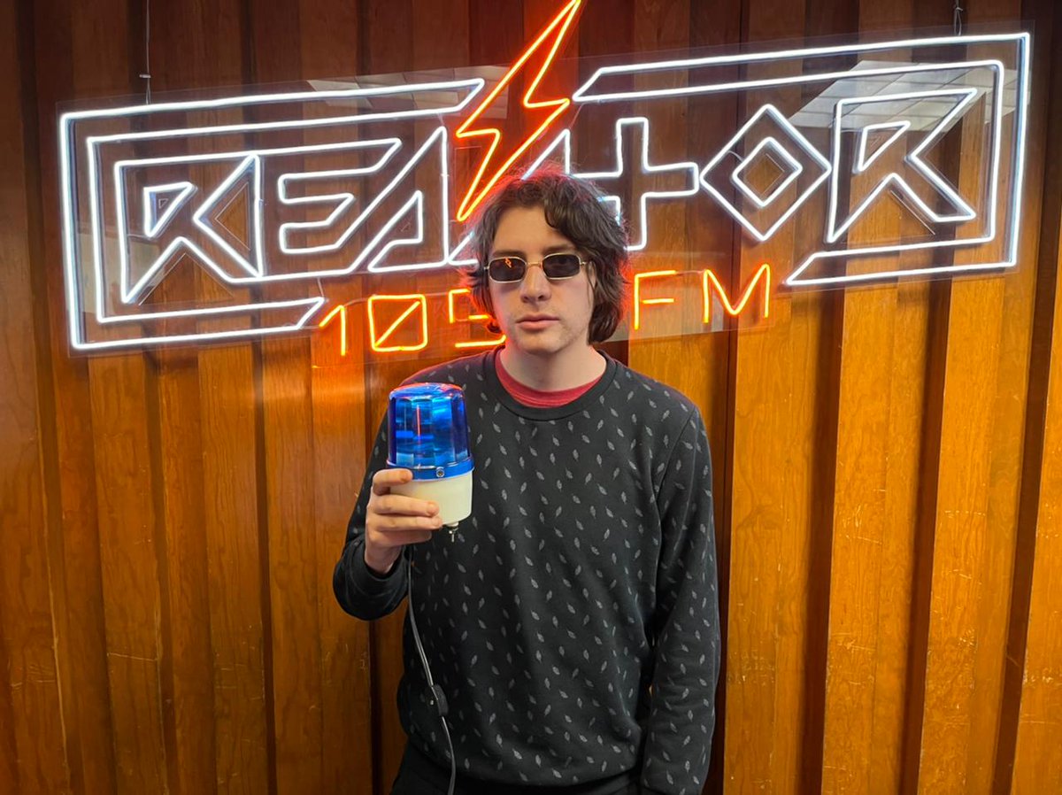 Reactor105's tweet photo. Este martes en #Némesis105 tuvimos la visita de #DanielCraft para presentarle a @Rockerdrugo su nuevo sencillo "Las Olas" 😎🦏 https://t.co/IKNtMtXAGA