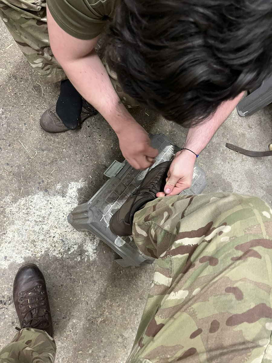 ArmyMasterR1's tweet photo. I’m such a fucking alpha. This fag begged for my feet at work today. A good £60 drain in work 💷 😈🧦#alpha #cashmaster #alphamale #beta #findom #alphamaleforslave CashApp me £10 if you want the same £ArmyMasterR1 https://t.co/zVqjFufkCN