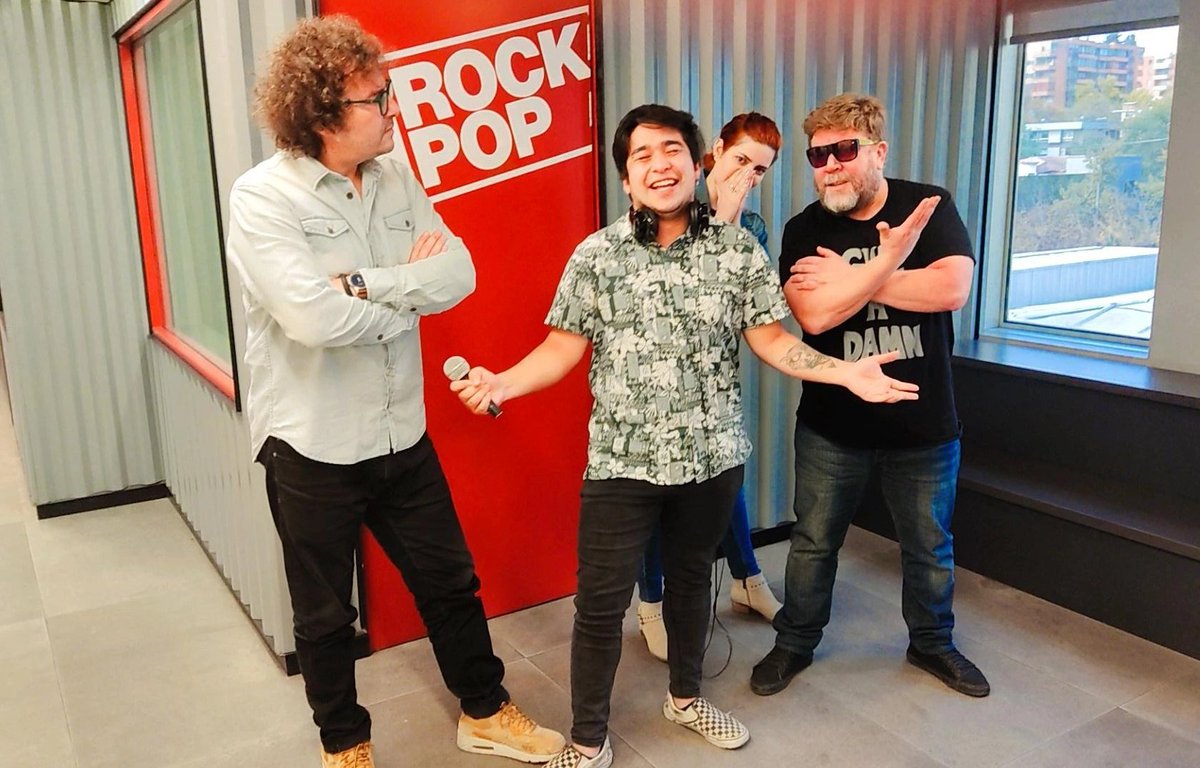 rockandpop's tweet photo. 🔴 Hoy damos inicio a los esperados #PremiosEmi 🎙️ Ya te contaremos los detalles al aire y te damos la bienvenida a #UnPaisGeneroso 🐭 Acá ves a nuestros jurados, @ivanguerrerom y @elwerne, junto a nuestra estrella DJ Emi 🐣 Sintoniza https://t.co/xz3Pmgp8JD https://t.co/NCXsyeuXYs