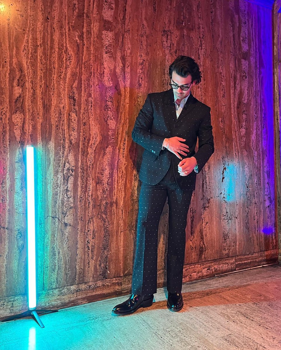 joejonas's tweet photo. Just me and my lightsaber ⚡️ https://t.co/M2Uqox5eO0