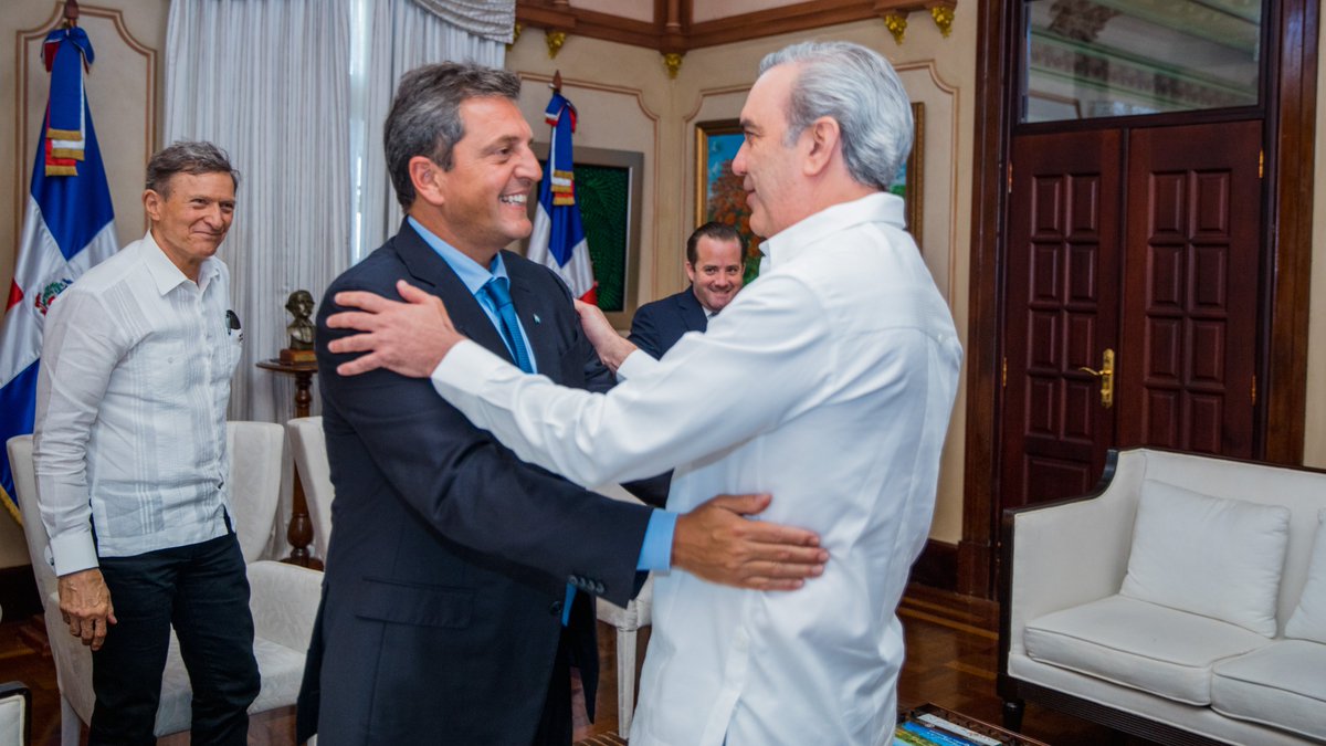 SergioMassa's tweet photo. 🇦🇷🇩🇴 Me reuní con el presidente @LuisAbinader para seguir estrechando los lazos comerciales y culturales que unen a ambas naciones, profundizando el trabajo coordinado entre Argentina y República Dominicana. https://t.co/QYl4NwL2FV