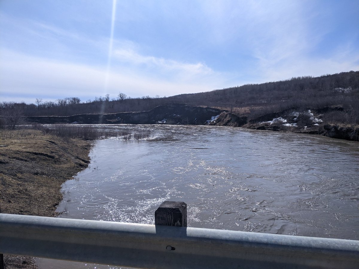 HudsonBayWQMS's tweet photo. The waters up, and so is the #Turbidity at our #PembinaRiver at Windygates site. Can you spot the unfiltered bottle? 🤔
🌷 #springfreshet https://t.co/2j3OawsN2F