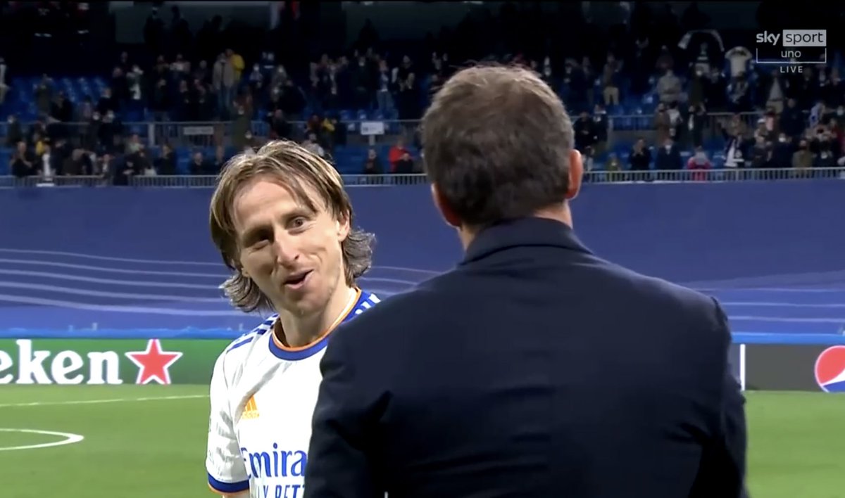 Guillaumemp's tweet photo. Luka #Modric est venu saluer Alex Del Piero (consultant Sky) juste après le coup de sifflet final après #RealMadridChelsea :

Del Piero : “Je lui ai dit : “Profites mon ami, tu as tout fait tout seul!”

Modric lui répond en itw : “Je suis flatté, c’est une légende” https://t.co/OlfzS80cus