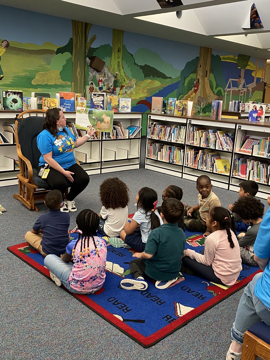 Yang_kinder's tweet photo. #AliefRoundUp Our kindergarten teacher Ms. Jonson read a story for the kids coming for RoundUp activity. https://t.co/1jwdQd4oRG
