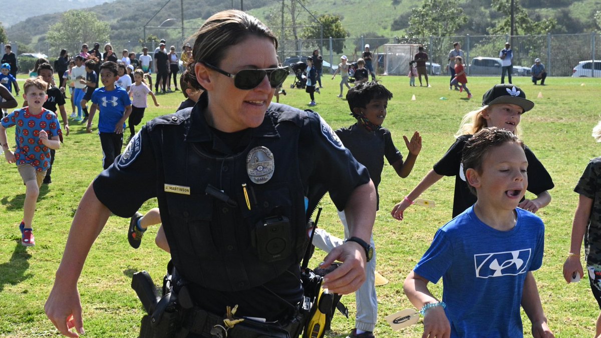 SRO Martinson runs with the kids at the Poinsettia Elementary School jog-athon to provide a little extra encouragement. Well done everyone! #Carlsbad #Police #Schoolresources #jogathon #runningmotivation #runningisfun