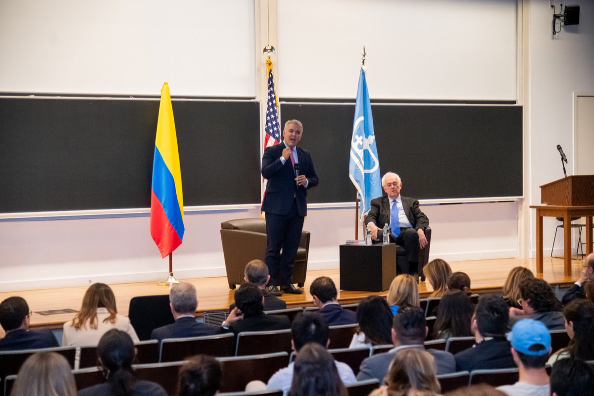 IvanDuque's tweet image. En la Universidad de @Columbia, Nueva York, sostuvimos una conversación con @JoseA_Ocampo y estudiantes, en el encuentro ‘#PazConLegalidad: un camino de hechos hacia la paz’, con quienes compartimos los avances en la implementación de nuestra política. #AgendaDeTrabajoEnEEUU