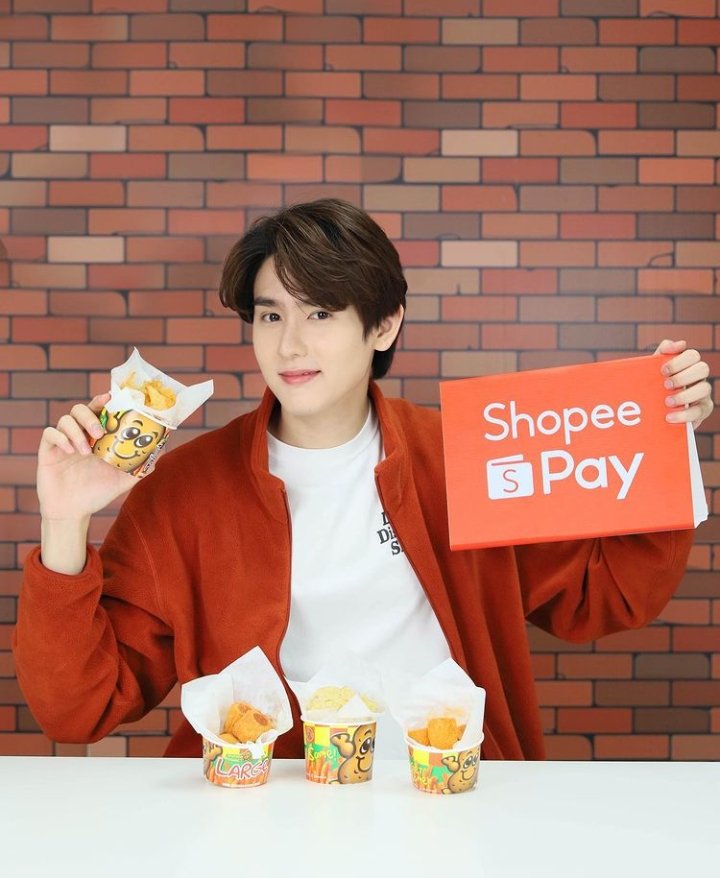 DreamBL_PT's tweet photo. Force, Book e Joong para a nova campanha publicitária da Shopee e Potato Corner 🖤
~🖤✨
#แดดแรงแล้วไงลดแรงแล้วกัน
#ShopeePayNearMe
#ShopeePayVouchers
#ShopeePayxKOL https://t.co/VRQt9mAJgp
