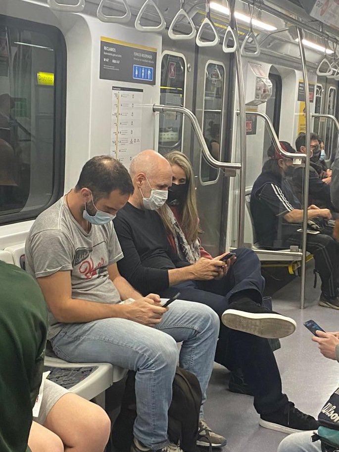 Amo Larreta viajando en subte lo más pancho. Súper a favor que los funcionarios usen el transporte público!