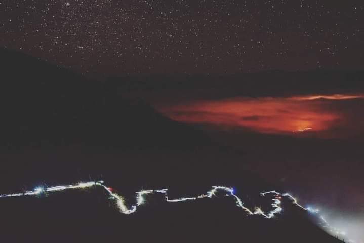 marinomussa's tweet photo. rosario de linternas subiendo a la virgen de punta corral, mas de 3500 msnm #tunalito #puntacorral #jujuy https://t.co/QLE9ZjOKjQ