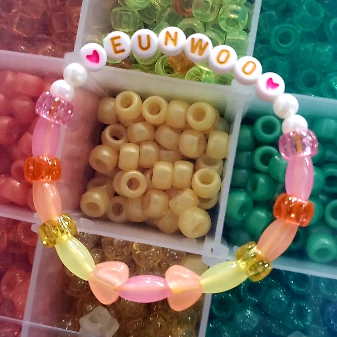 Amaris_sa's tweet photo. Made a couple new bracelets today! Who do you wanna see next? 💖 These and more are available in store now! https://t.co/v0MOgifUH8