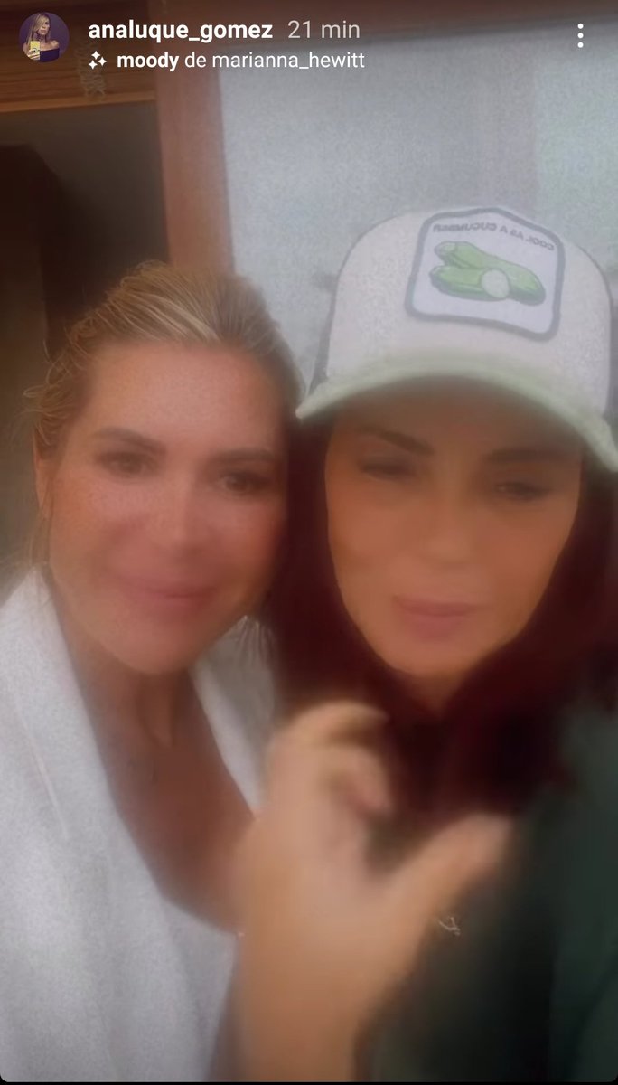 NuriaGomezpere3's tweet photo. @Soraya39731312 @fabricatele @telecincoes @salvameoficial @jjaviervazquez Esta misma tarde estaban juntitas anunciando que ana iba a supervivientes ¿Ahora los de la charca azul seguirán con su boicot o se bajarán los pantalones y verán a JJ? Cómo era su hashtag 🤔🤔🤔 #yomeresbalo 🤣🤣🤣🤣 #Supervivientes2022
#Supervivientes #charcaAzul #YoMeRebelo https://t.co/YGlnDbo0Hz