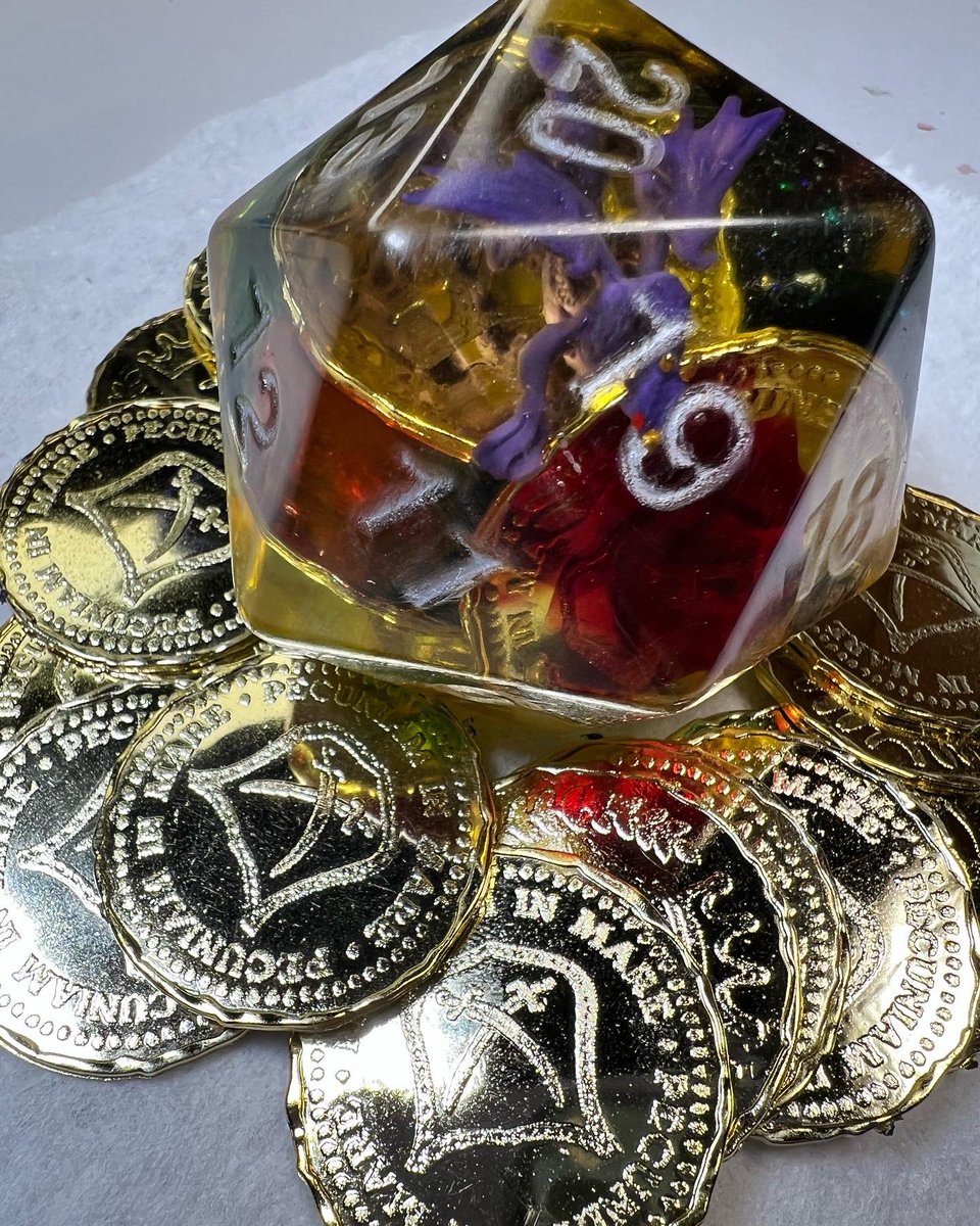 LetoAnimas's tweet photo. Made a giant d20! Calling it Dragon’s Horde! It’s got coins, gems and a tiny dragon to oversee them. #dnd #handmadedice #resin #d20 #dice #nerd #dragons #shiny https://t.co/79JDcvswCh