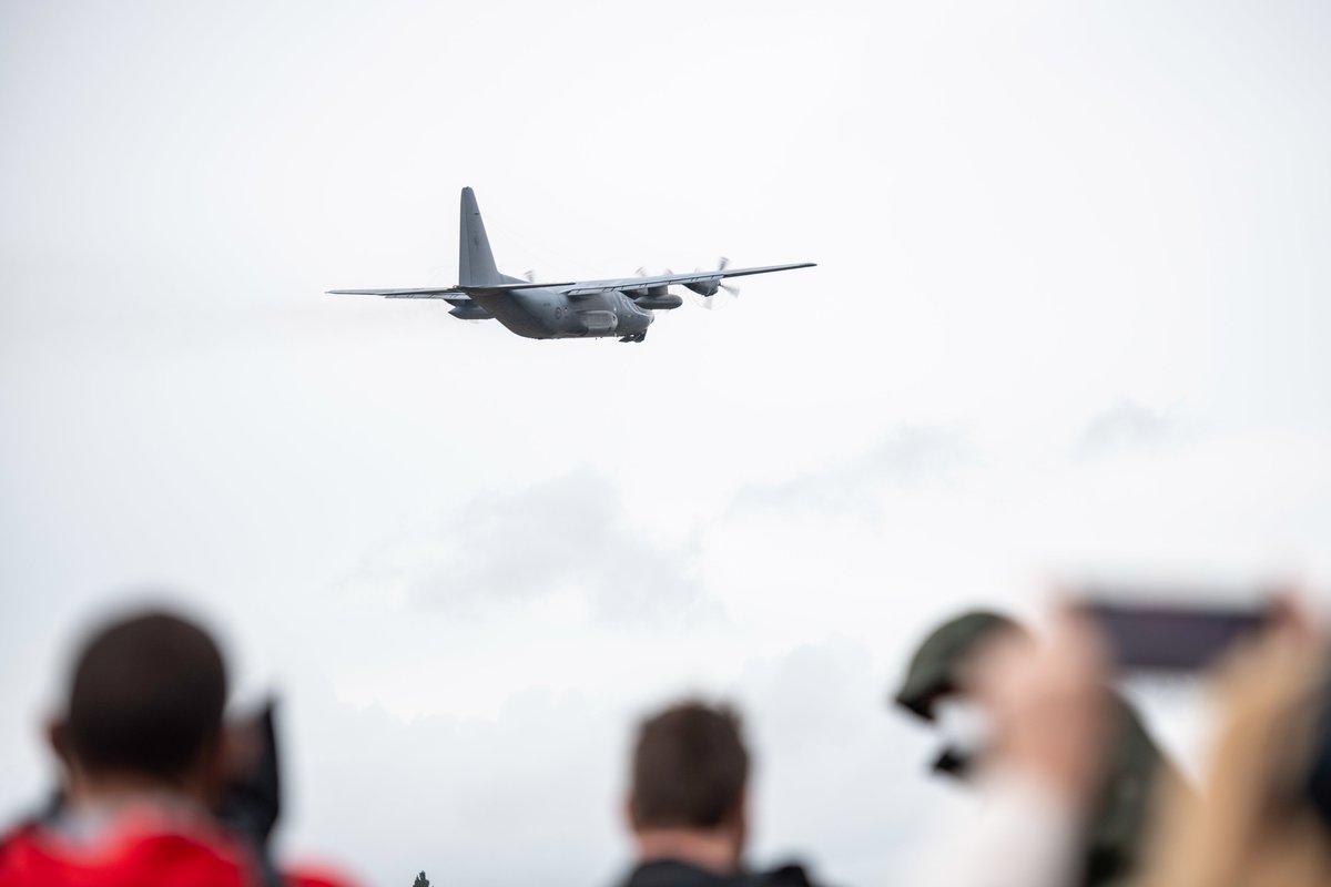 NZDefenceForce's tweet photo. NEWS 📢An @NZAirForce Hercules left #BaseAuckland this morning with a crew of nine personnel on board. They will be transporting donated military aid bound for Ukraine from centres in Europe.
MORE➡️https://t.co/sxmsqeIY3X
#Force4NZ #StandWithUkraine https://t.co/4KLh3pJTJM
