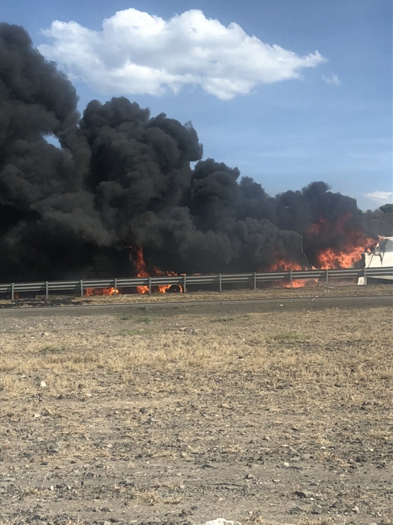 AlatorreRuth's tweet photo. Accidente e incendio. Tráfico parado @GN_Carreteras https://t.co/OYA46s9hkd