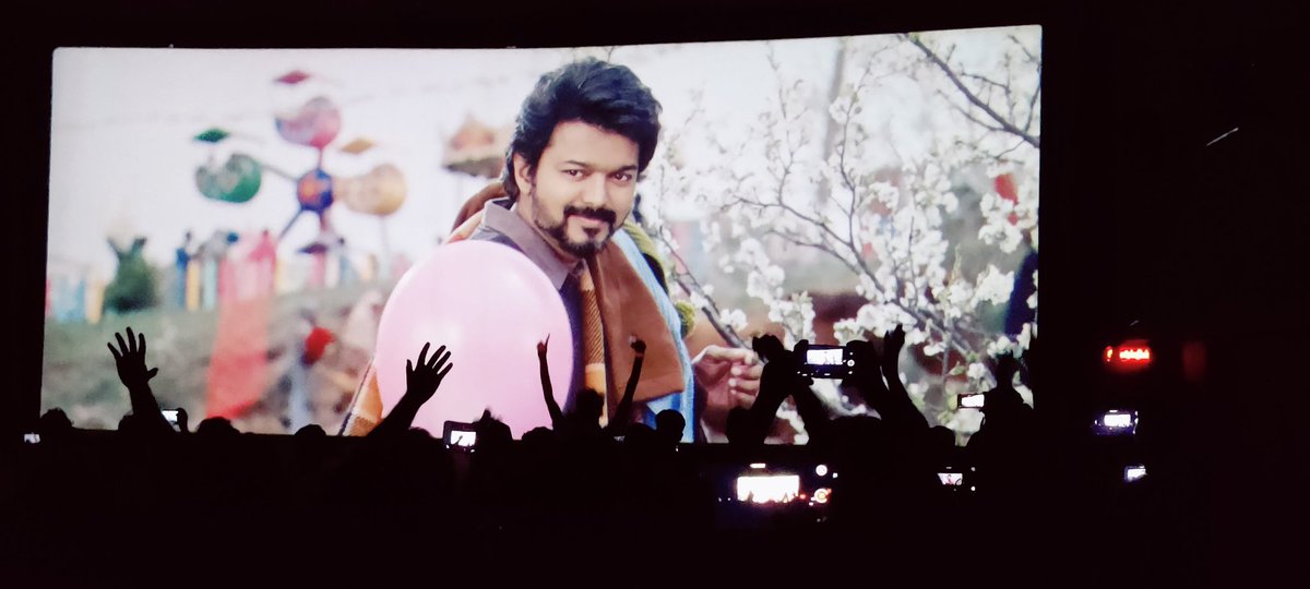 GoaldoneT's tweet photo. Antha siripa paaruya 😍🔥♥️ #ThalapathyVijay #BeastFDFS #BeastDisaster #beast https://t.co/Y3dBCrUO2w