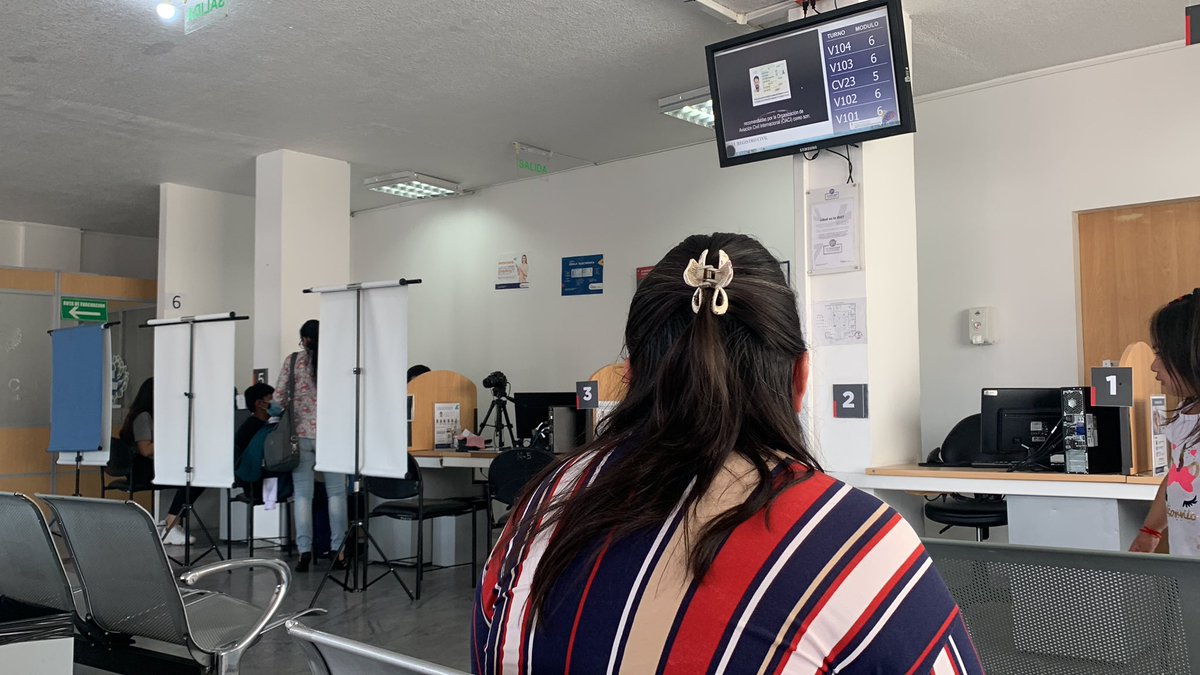 Vdrrg's tweet photo. @RegistroCivilec Ayer estuve dos horas en la oficina de Tumbaco. En ese tiempo emitieron 2 cédulas. Habían 2 ventanillas funcionando en lugar de 6. No era hora de almuerzo. Había oportunidad de atender a más personas. Los turnos no se habilitan. Aquí hay una foto. https://t.co/ZQaDoaWryf