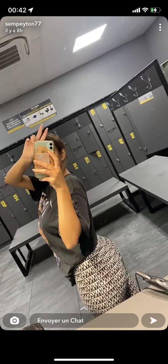 LyndaMvd's tweet photo. Un cul baaaad long et bien plat 🤣🤣 #Sampeyton tout le temps que tu passe à la salle, tu ne veux pas faire d’exercice pour gonfler tes fesses? Ou bien tu préfère créer une maladie pour passer sur le billard? https://t.co/XLZkQac4fL