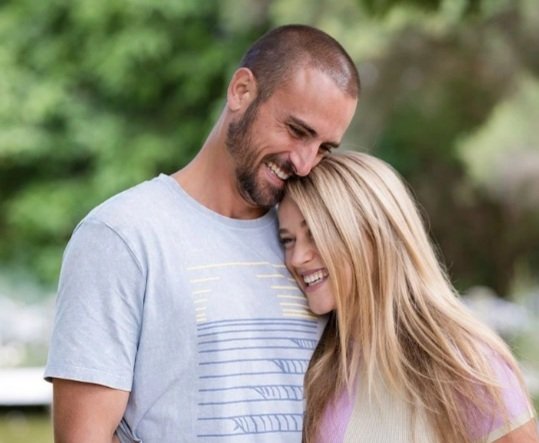 Shibwnsen's tweet photo. Goodbye Kyle and Roxy. As individuals and together I've loved these two from the very start. They  really will be missed. Todays episode was lovely, a proper #Neighbours farewell and they deserved nothing less🥺💛 #UKPace #Koxy https://t.co/8RDhU142o7