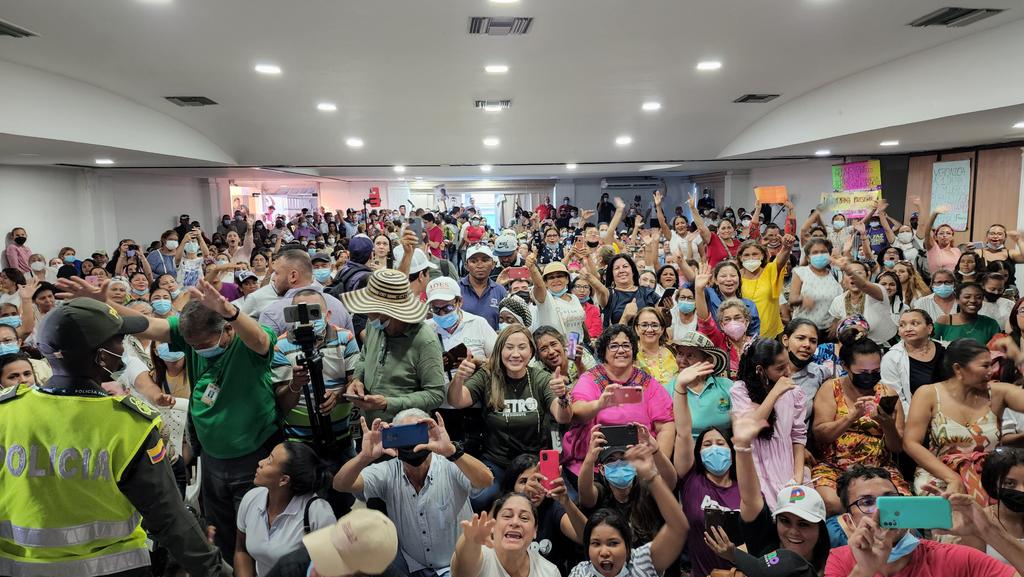 petrogustavo's tweet photo. Enorme evento de mujeres en Sincelejo.

Presentaremos las propuestas de vivienda popular por alianza público populares

Y la propuesta de ingreso vital para madres cabeza de familia con hijos en la primera infancia, 500.000 pesos mensuales. https://t.co/CXBvsnS4s3