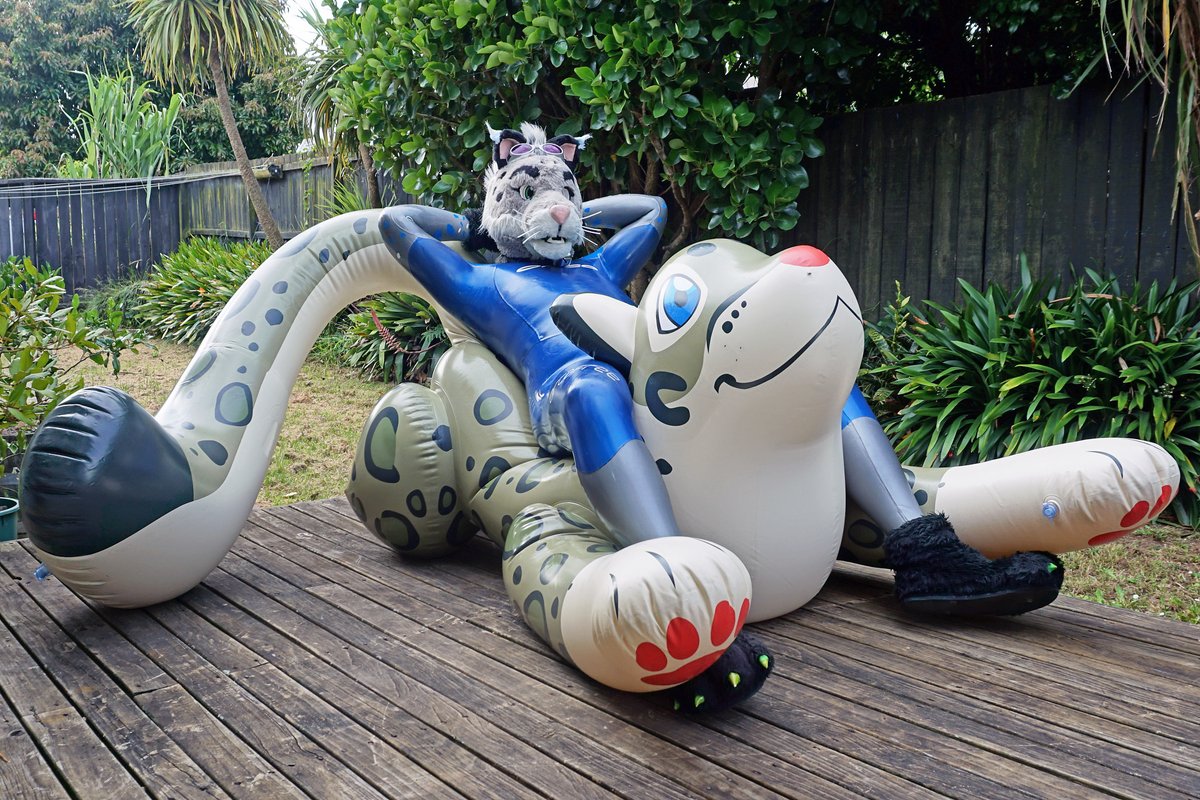 SnowSpottycats's tweet photo. Sometimes, you just wanna stretch out &amp; loaf on a nice, puffy, inflatable pool-toy out on the deck for the day~ 🥰

...while wearing "scene appropriate" gear of course! 😉

Puffy-Snep-toy: @PuffyPawsToys

#NeopreneFur #RubberFur #SqueakyFur #Fursuit
#WetsuitWednesday #WetsuitBoy https://t.co/hqkAFkGDek