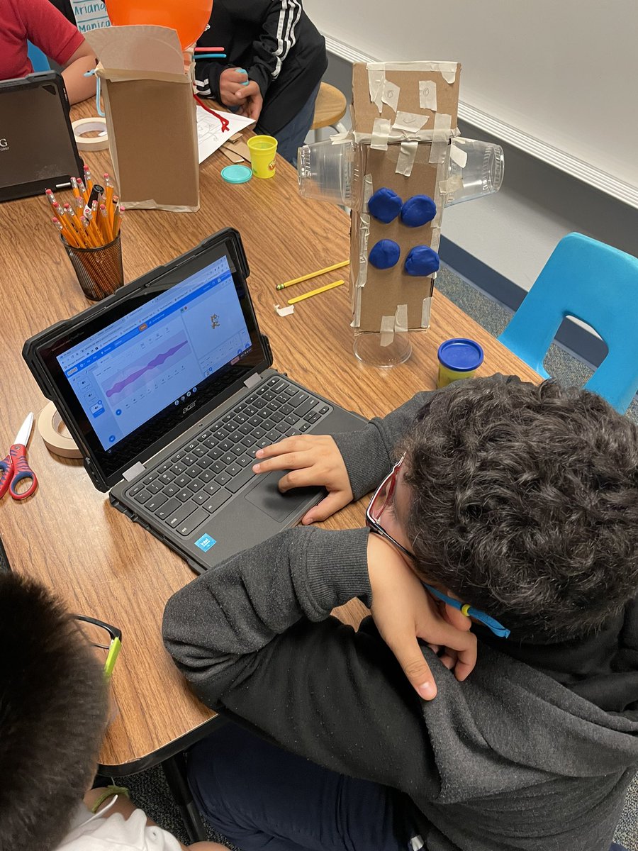 ArellanoTeach's tweet photo. 4th graders coding sounds to their robots using Scratch and Makey Makeys! So much fun! #Coding #Circuits #makeymakeys #TheSchulzeExperience @Enrichment_IISD https://t.co/y1xdklBurM