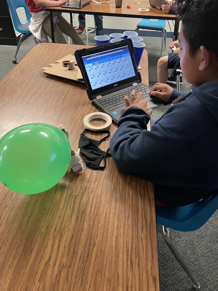 ArellanoTeach's tweet photo. 4th graders coding sounds to their robots using Scratch and Makey Makeys! So much fun! #Coding #Circuits #makeymakeys #TheSchulzeExperience @Enrichment_IISD https://t.co/y1xdklBurM