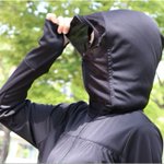 顔まで閉まるUVパーカー!怪しいけど効果抜群？!