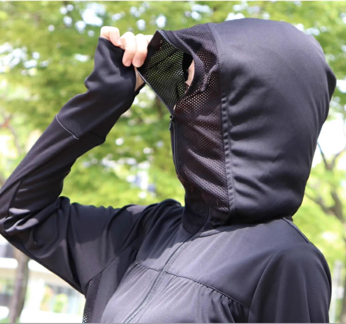 顔まで閉まるUVパーカー！怪しいけど効果抜群？！